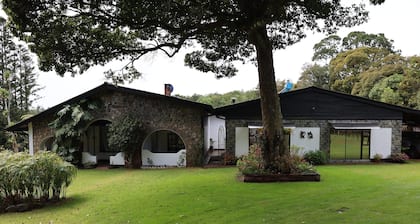 Charming bed & breakfast in adorable Vumba with WiFi, AC Room #4