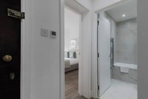 Haartrockner, Handtücher, Seife, Toilettenpapier