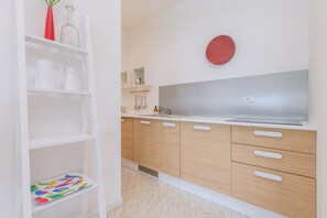 Kjøleskap, mikrobølgeovn, kokeplater og oppvaskmaskin