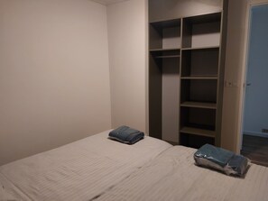 2 makuuhuonetta, työpöytä, silitysrauta/-lauta, vauvan matkasänky