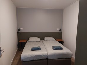 2 camere, una scrivania, ferro/asse da stiro, culla da viaggio