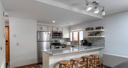 NEW Ski in/out condo with Mt views, hot tub, porch, gym & wifi!