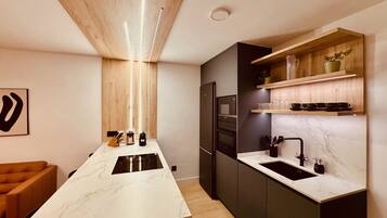 Een koelkast, een magnetron, een oven, een vaatwasser