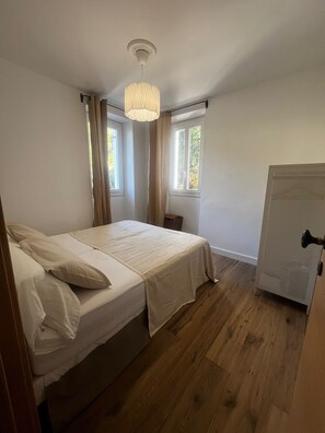 2 slaapkamers, een strijkplank/strijkijzer, reisbedje, wifi