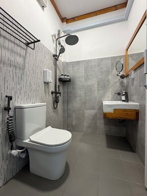 Superior Double or Twin Room, Garden View | Bathroom | Shower, free toiletries, hair dryer, towels