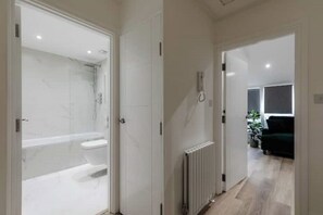 Hair dryer, towels, soap, toilet paper - 2 Bed in Paddington (London)
