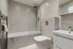 Hair dryer, towels, soap, toilet paper - 2 Bed in Paddington (London)
