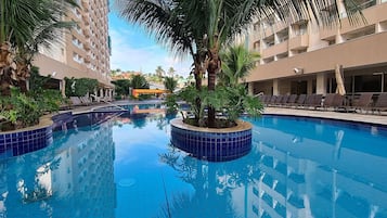 3 hồ bơi ngoài trời