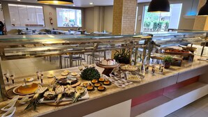Un buffet proposant une variété de plats et de boissons.