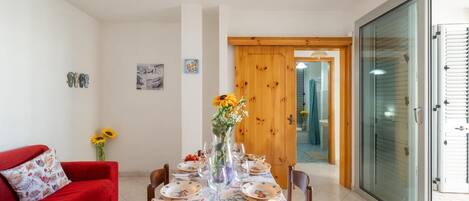 ヴィラ パティオ | リビング エリア | 32 インチの薄型テレビ (ケーブル放送視聴可)