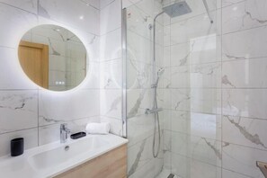 Dusche, Haartrockner, Handtücher, Seife