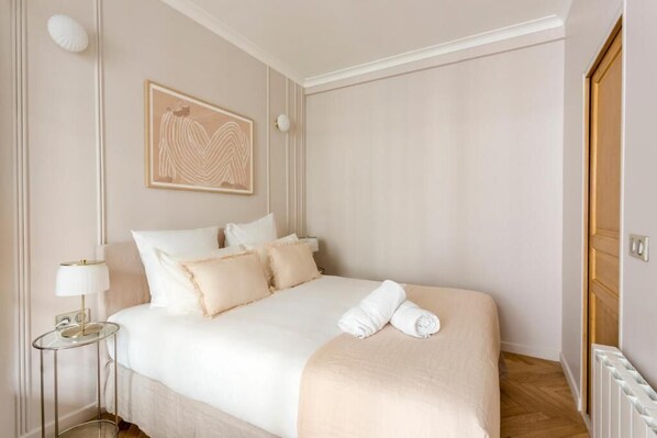 2 habitaciones, tabla de planchar con plancha, wifi y ropa de cama 