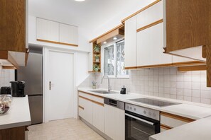 Full-sized fridge, microwave, oven, dishwasher - Athens Golden Light Premium Residence (Athens)