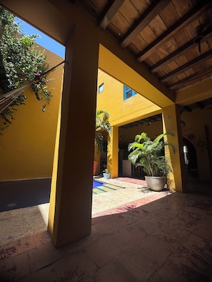 Dobbeltrom – deluxe, bassengutsikt | Oppholdsområde