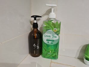 Basic Twin Room | Bathroom - COZY Studio at SCSP Suite (Kota Kinabalu)