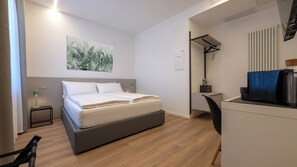 Hochwertige Bettwaren, Zimmersafe, Schreibtisch, Verdunkelungsvorhänge