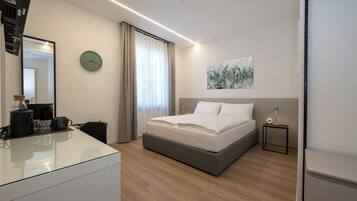 Classic-Doppelzimmer, 1 Doppelbett, Nichtraucher, eigenes Bad | 1 Schlafzimmer, hochwertige Bettwaren, Zimmersafe, Schreibtisch