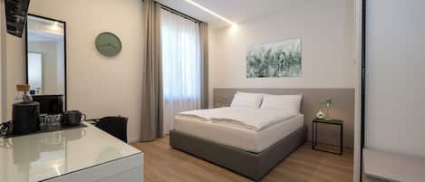 Klassieke tweepersoonskamer, 1 tweepersoonsbed, niet-roken, privébadkamer | 1 slaapkamer, luxe beddengoed, een kluis op de kamer, een bureau