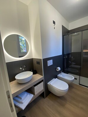 クラシック ダブルルーム ダブルベッド 1 台 禁煙 専用バスルーム | バスルーム | シャワー、環境にやさしいバスアメニティ、ヘアドライヤー、タオル