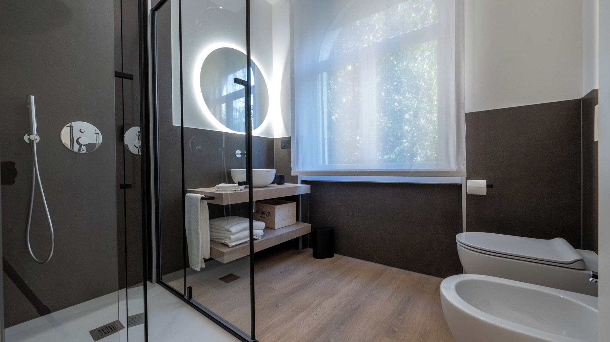 Habitación doble clásica, 1 cama matrimonial, para no fumadores, baño privado | Baño | Regadera, amenidades de baño ecológicas, secadora de cabello, toallas 