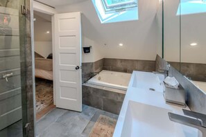 Een douche, een haardroger, shampoo