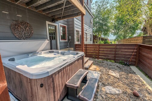 Alpenglow Escape/4 Bedroom In Town Luxury W/Hot Tub! Walk to it All!