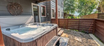 Alpenglow Escape/4 Bedroom In Town Luxury W/Hot Tub! Walk to it All!
