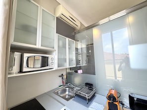 Fridge, microwave, stovetop, coffee/tea maker