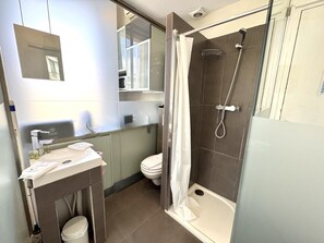 تجهيزات دش، مجففات شعر، مناشف