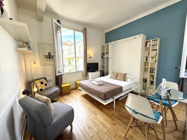 مكواة/لوح كي وواي فاي مجانًا وملاءات أسرّة