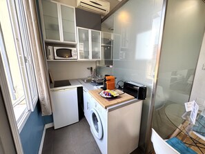 Réfrigérateur, four à micro-ondes, surface de cuisson, cafetière-théière