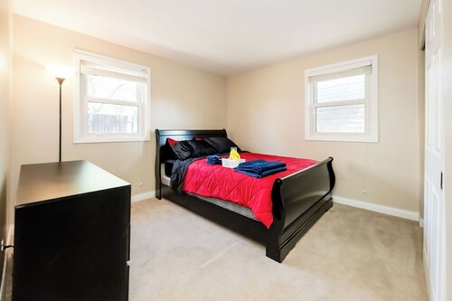  2-bedroom available in a shared home with WiFi, AC, and a Inground pool to use.