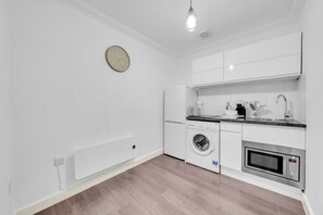 Fridge, microwave, stovetop, coffee/tea maker - 1-Bedroom City Sophistication: Unwind in Style! (London)
