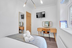 1 chambre, bureau, fer et planche à repasser, lit parapluie
