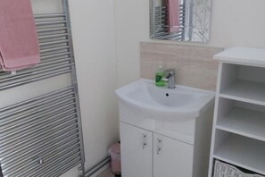 Dusch, gratis toalettartiklar, hårtork och handdukar