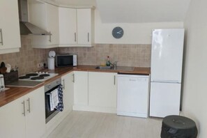 Kylskåp, ugn, spishäll och diskmaskin