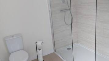 Ducha, artículos de tocador gratuitos, secador de pelo, toallas