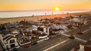 A residential area with houses, a street, and a beach in the background. - Sand Castle by Avantstay Beach House on Balboa Peninsula w Patio Hot Tub (Newport Beach)
