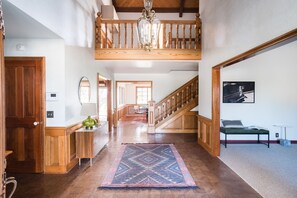 House | 7 bedrooms - Cathedral by Avantstay Charming Secluded Estate w Sauna Pool Table Views of the Rolling Hills (Templeton)