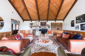 House | 7 bedrooms - Cathedral by Avantstay Charming Secluded Estate w Sauna Pool Table Views of the Rolling Hills (Templeton)