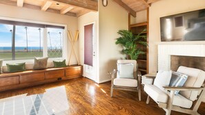 House - Sea Glass by Avantstay 5BR Unique Beach House on Balboa Peninsula w Patio (Newport Beach)