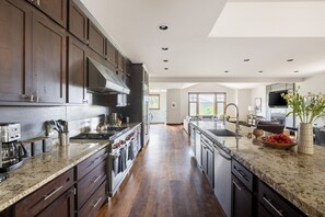 5 bedrooms - Dillon by Avantstay Private Mountain Home w Hot Tub w Views Shuffleboard (Breckenridge)