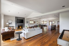 5 bedrooms - Dillon by Avantstay Private Mountain Home w Hot Tub w Views Shuffleboard (Breckenridge)