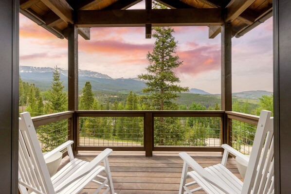 5 bedrooms - Dillon by Avantstay Private Mountain Home w Hot Tub w Views Shuffleboard (Breckenridge)