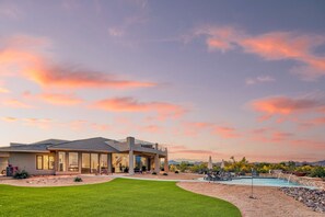 Room - Fallbrook by Avantstay Secluded Home on 40acres w Pool Rooftop Trails (Scottsdale)