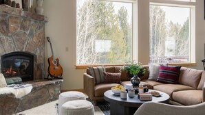 House | 3 bedrooms - Little Red by Avantstay Peaceful Serene Cabin w Hot Tub Pine Tree Views (Truckee)