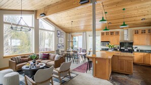 House | 3 bedrooms - Little Red by Avantstay Peaceful Serene Cabin w Hot Tub Pine Tree Views (Truckee)