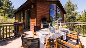 House | 3 bedrooms - Little Red by Avantstay Peaceful Serene Cabin w Hot Tub Pine Tree Views (Truckee)