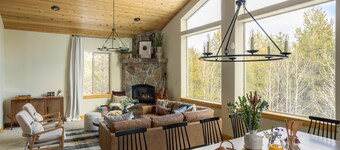 Little Red by Avantstay Peaceful Serene Cabin w Hot Tub Pine Tree Views