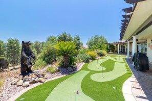 Villa | 4 bedrooms - Bear Bridge by Avantstay Hilltop Haven in Temecula w Views Putting Green Hot Tub (Temecula)